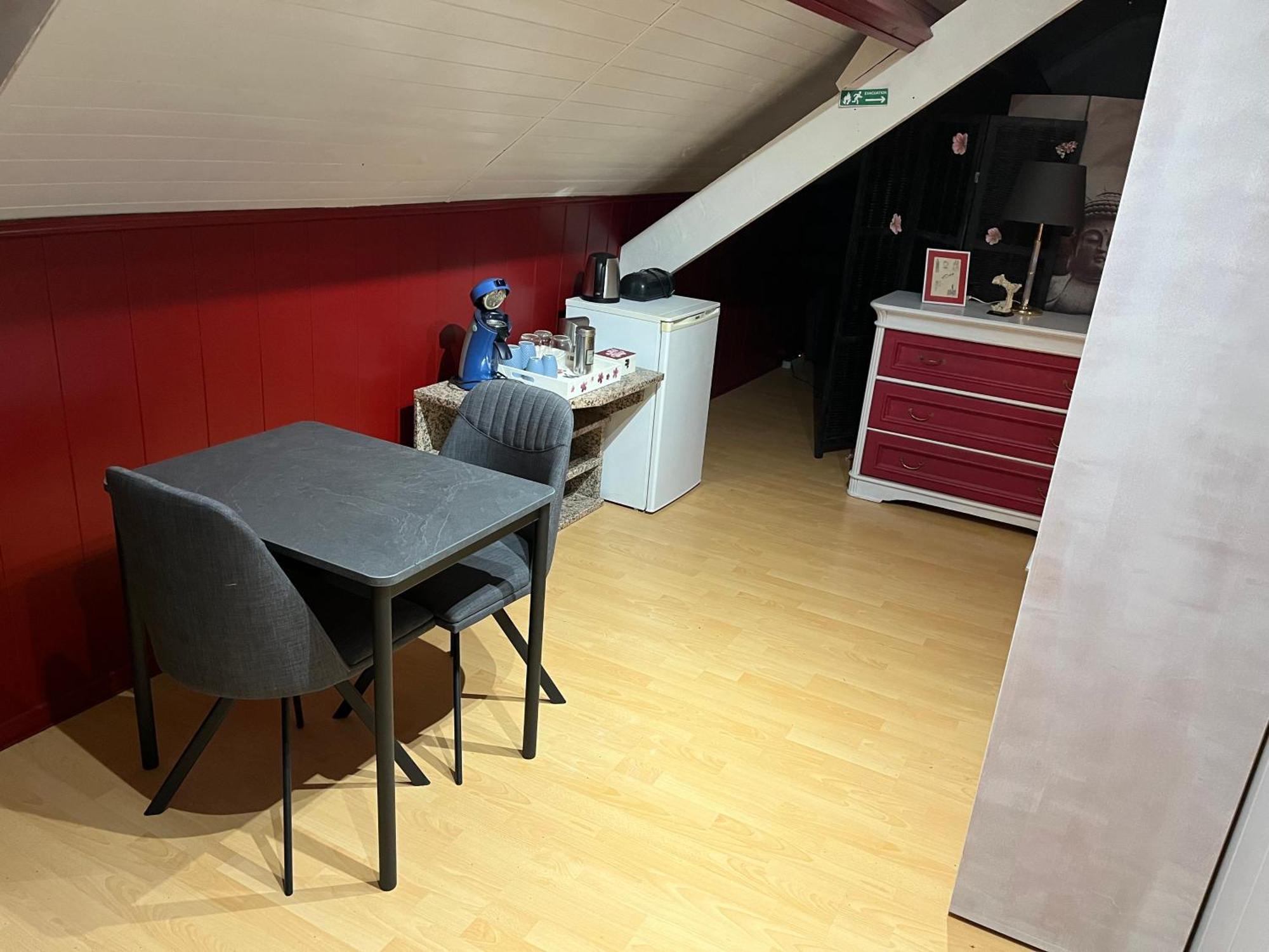 蒙斯 Lauralys酒店 外观 照片